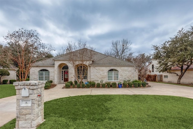 view of front of home featuring a front yard