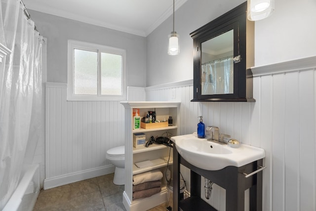 bathroom featuring crown molding, shower / tub combo with curtain, and toilet