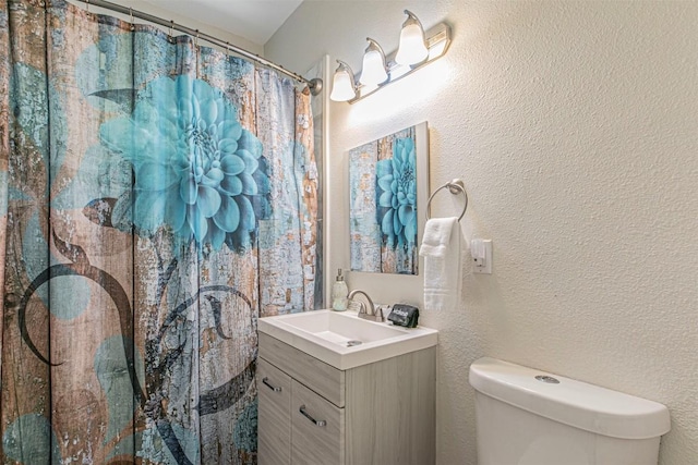 bathroom featuring a shower with curtain, vanity, and toilet