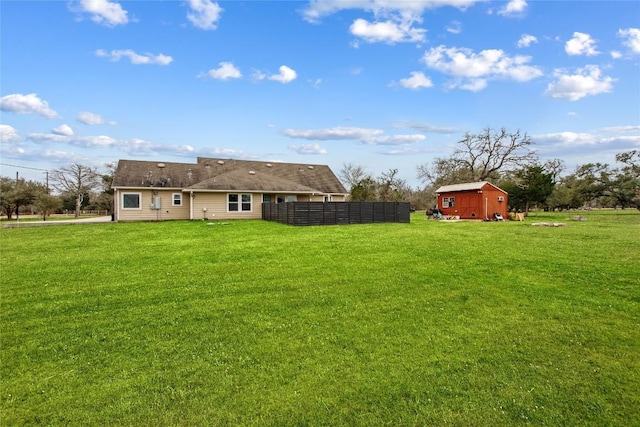 view of yard featuring a shed