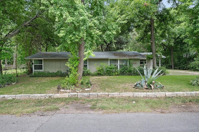 ranch-style house featuring a front yard