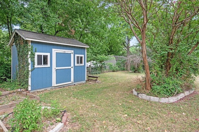 view of yard featuring a storage shed