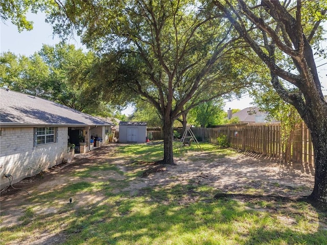 view of yard with a storage shed