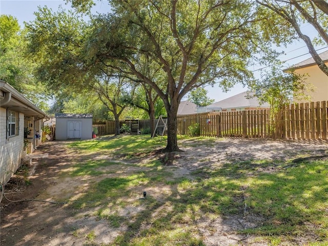 view of yard featuring a shed