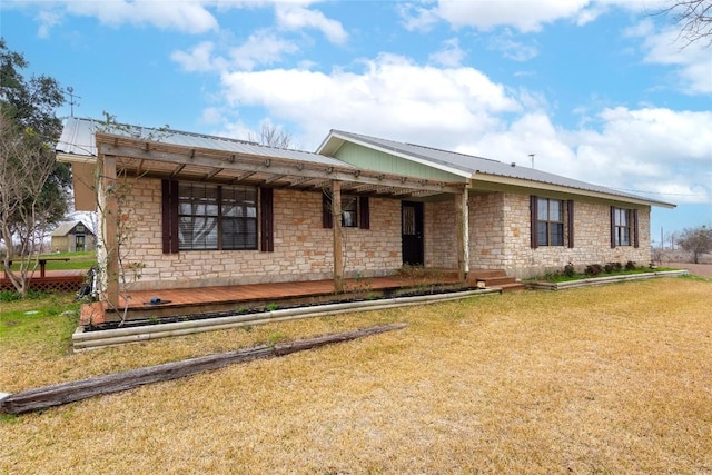 ranch-style home featuring a front lawn