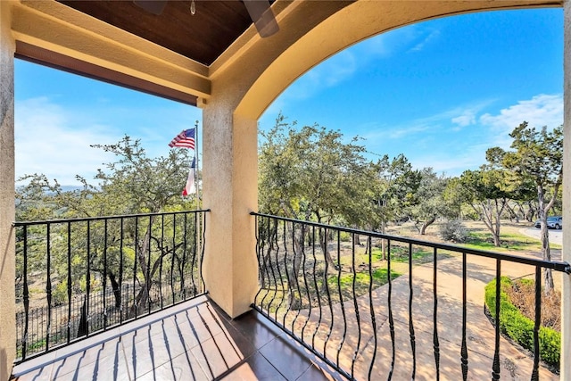 balcony featuring ceiling fan