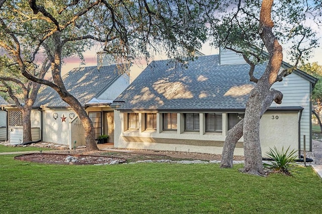 view of front of house featuring a yard