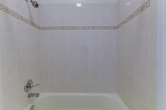 bathroom featuring tiled shower / bath combo