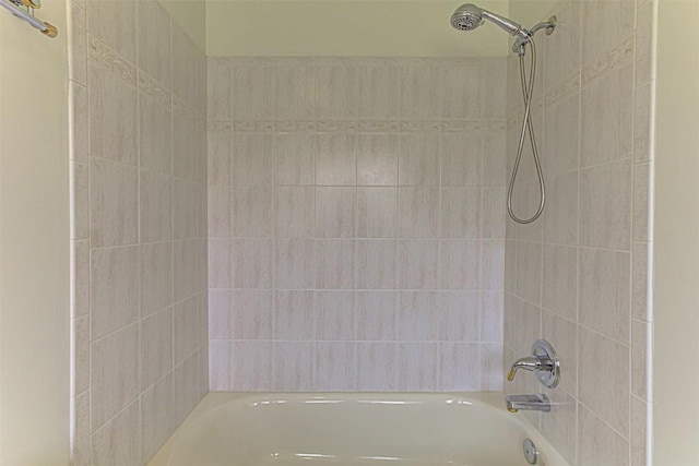 bathroom featuring tiled shower / bath