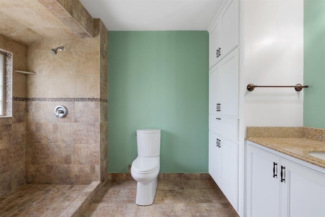 1252 County Road 106, Paige, TX 78659 - bathroom featuring a tile shower, toilet, and vanity