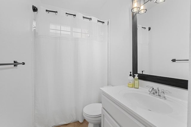 bathroom featuring a shower with curtain, vanity, and toilet