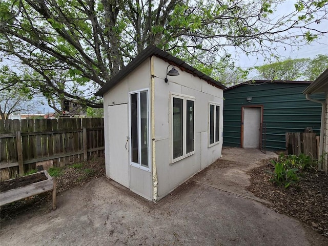 177 E Davilla St, Bartlett, TX 76511 - view of outdoor structure featuring fence and an outdoor structure