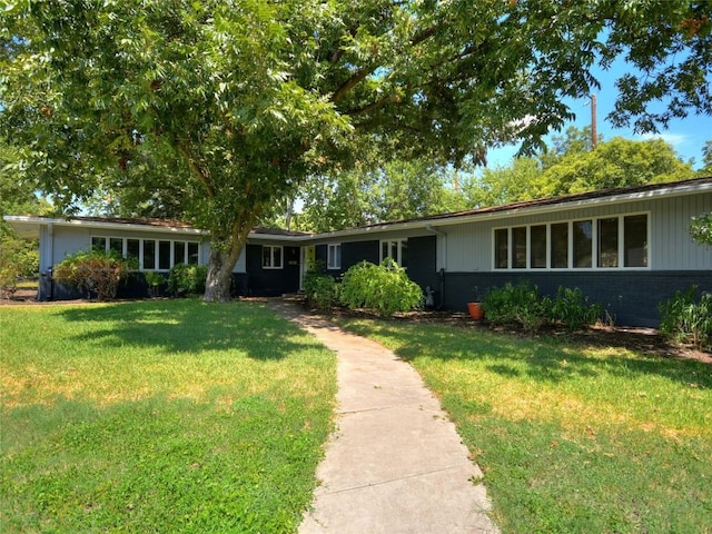 ranch-style house featuring a front yard