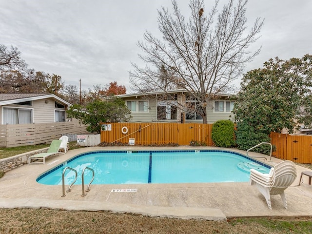 view of swimming pool