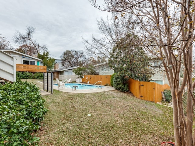 view of yard featuring a fenced in pool