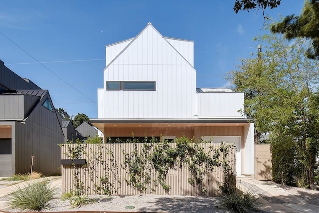 view of front of property featuring a fenced front yard