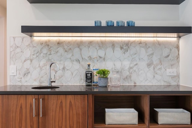 4502 Hyridge Dr, Austin, TX 78759 - indoor wet bar with backsplash