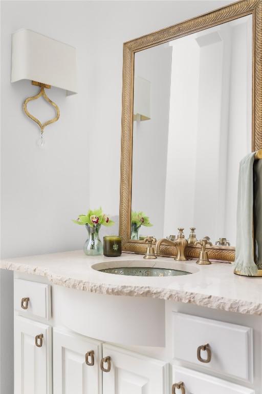 4908 Mirador Dr, Austin, TX 78735 - bathroom with vanity