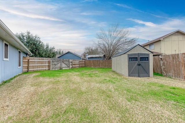 view of yard featuring a shed