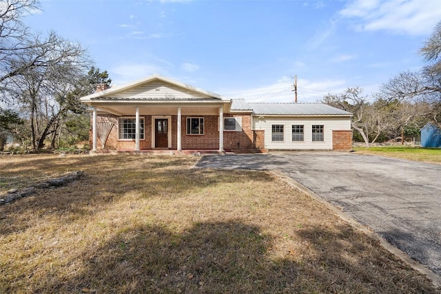 view of front of home featuring a porch and a front lawn