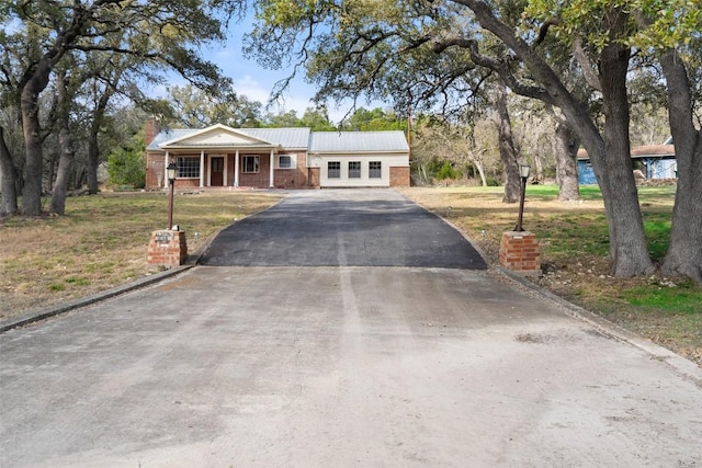 ranch-style home with a front yard