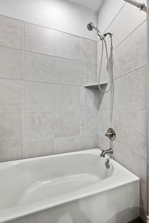 bathroom with tiled shower / bath combo