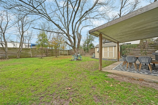 view of yard with a storage unit