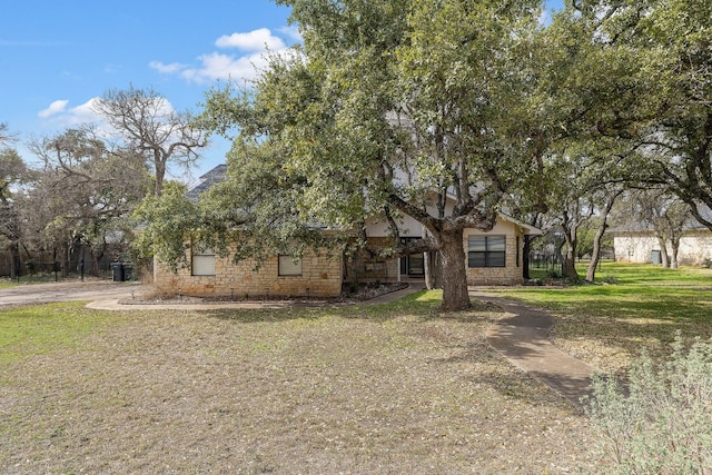 view of front facade featuring a front yard