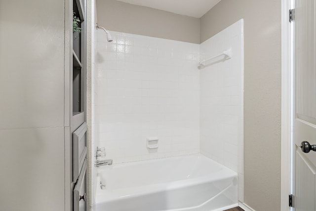 bathroom with tiled shower / bath combo