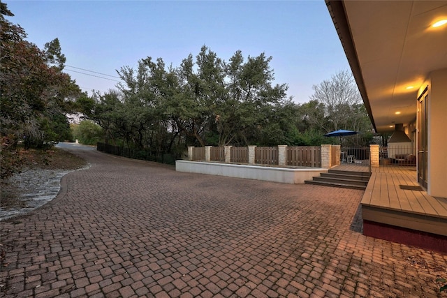 view of yard at dusk