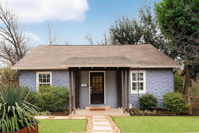 view of front of property featuring a front yard