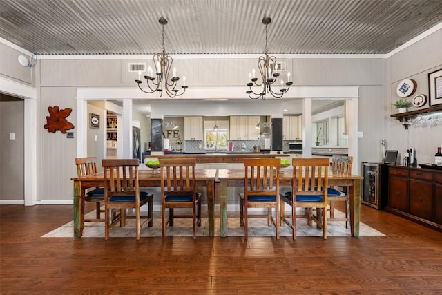 dining area with visible vents, wood finished floors, and a chandelier