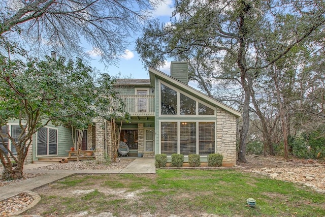 view of front of home featuring a front yard