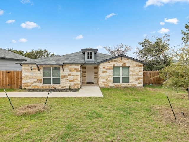 view of front of property featuring a front lawn