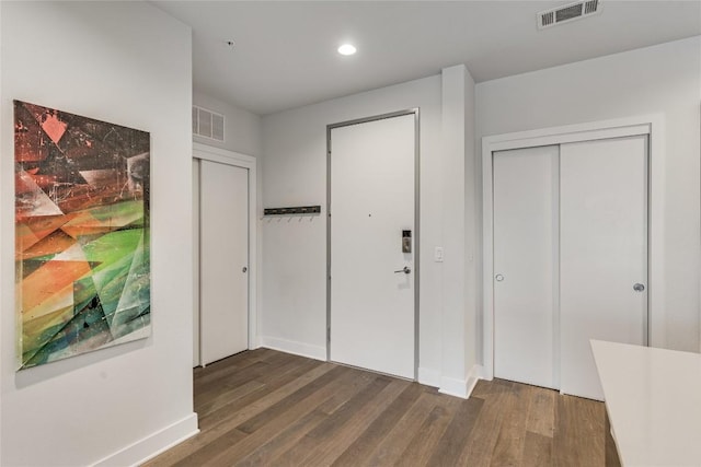 1800 E 4th St Unit 337, Austin, TX 78702 - entryway featuring wood finished floors, baseboards, and recessed lighting
