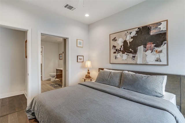 1800 E 4th St Unit 337, Austin, TX 78702 - bedroom featuring wood finished floors, recessed lighting, ensuite bath, and baseboards