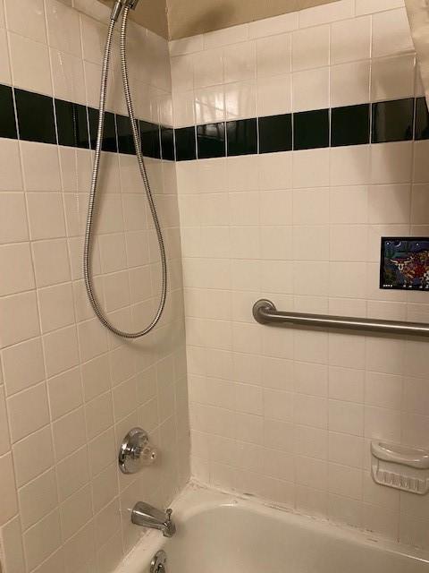 bathroom featuring tiled shower / bath combo