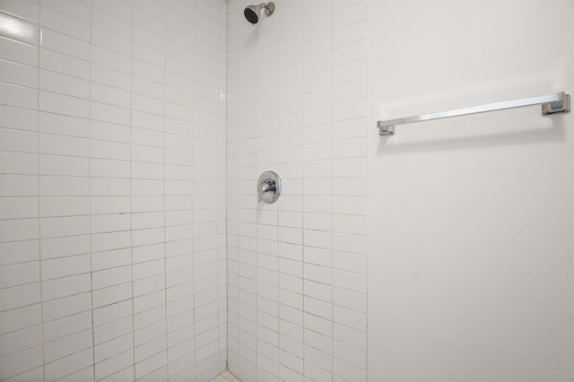 bathroom featuring tiled shower