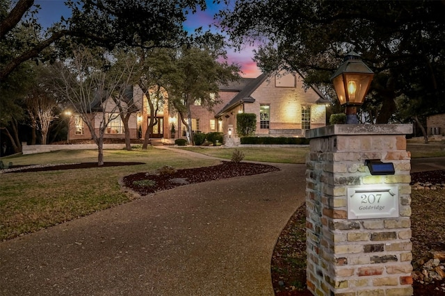 view of front of property featuring a lawn