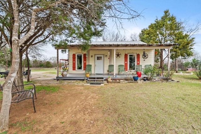 view of front facade featuring a front lawn and covered porch