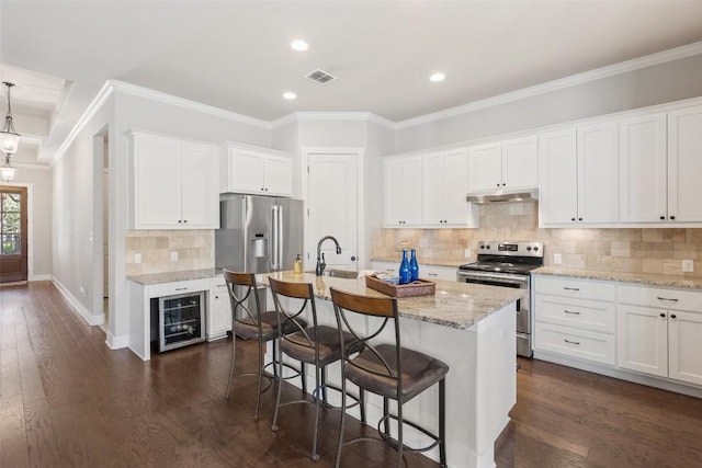 216 Fairlake Cir, Austin, TX 78734 - kitchen featuring stainless steel electric range, under cabinet range hood, a kitchen bar, beverage cooler, and ornamental molding