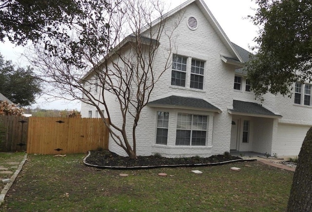 view of front of home featuring a front yard