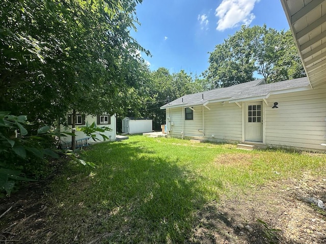 view of yard with an outdoor structure and a storage shed