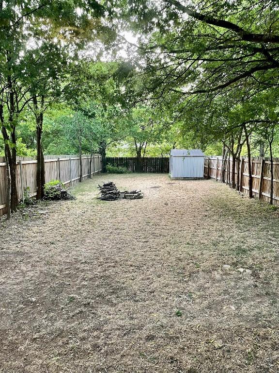 view of yard with a storage unit