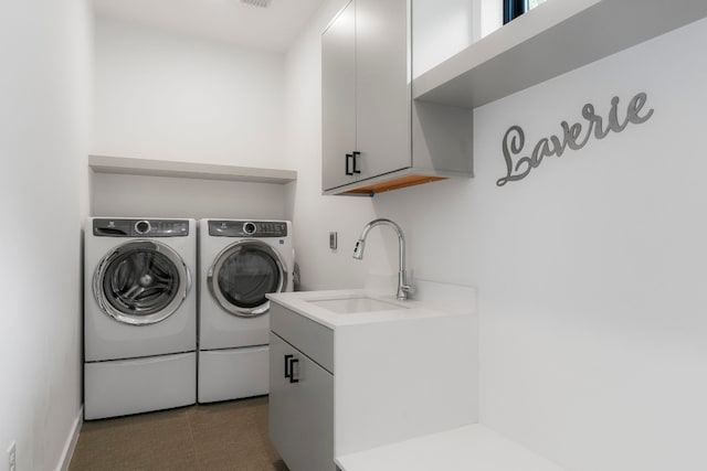 laundry room featuring a sink, visible vents, cabinet space, tile patterned floors, and washing machine and clothes dryer