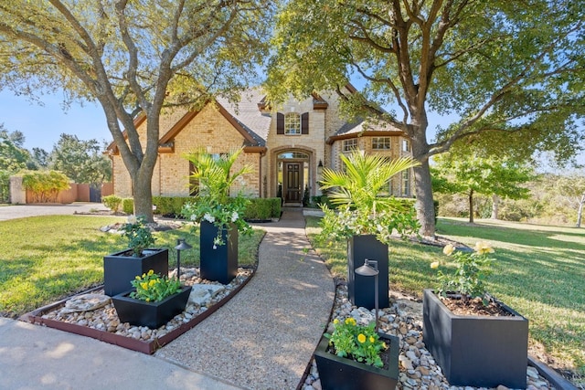 view of front of property featuring a front yard