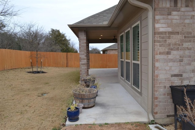 view of yard featuring a patio area