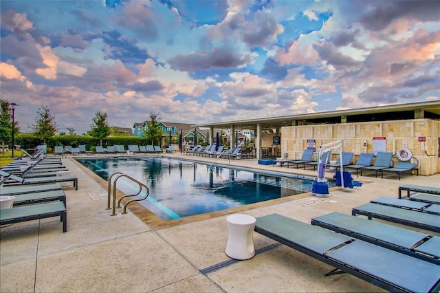 5812 Rotunda Vw, Austin, TX 78747 - community pool with a patio