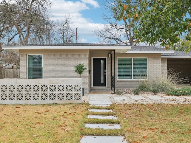 single story home with a front yard