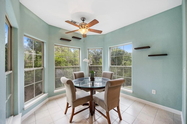 sunroom with ceiling fan